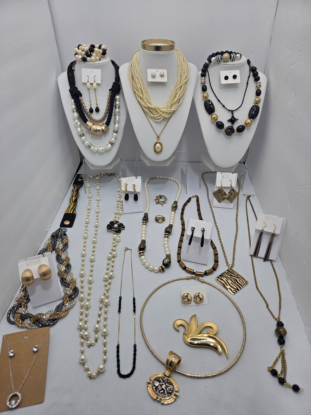 ​HUGE 30pc Jewelry Lot  CHICOS KOREA Vintage Estate To Now Necklaces Glam Gold